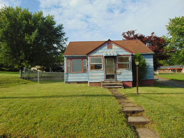 1st image of 746 W Summerlee Ave