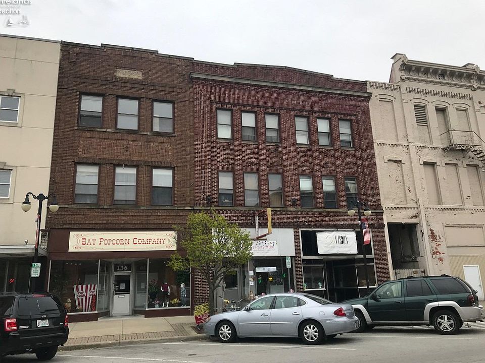1st image of 124 E Market St