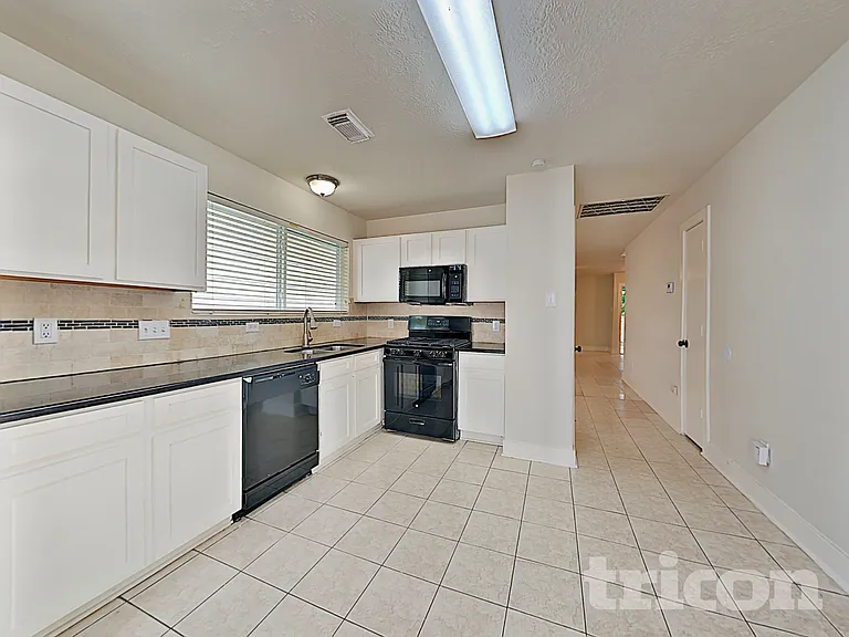15810 W Park Ct — Photo 8