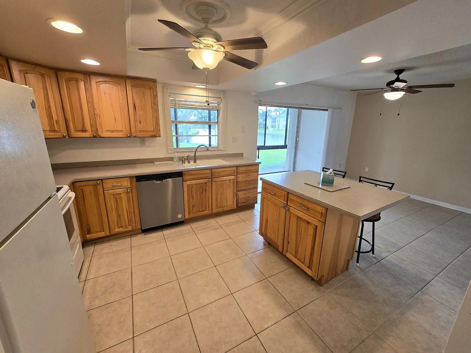3 bed, 2.5 bath, 1668 sqft, $2,350 — Photo 4