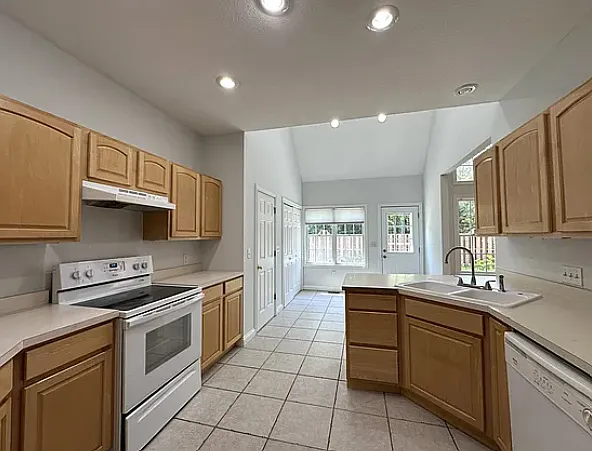 3802 E Regents Cir — Photo 10