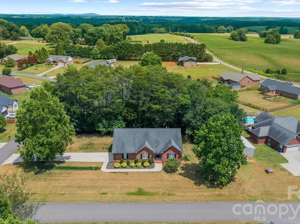 3656 Woodgreen Dr, Lincolnton, NC 28092