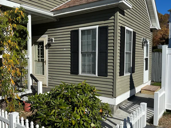 71 Coes St #1B, Worcester, MA 01603