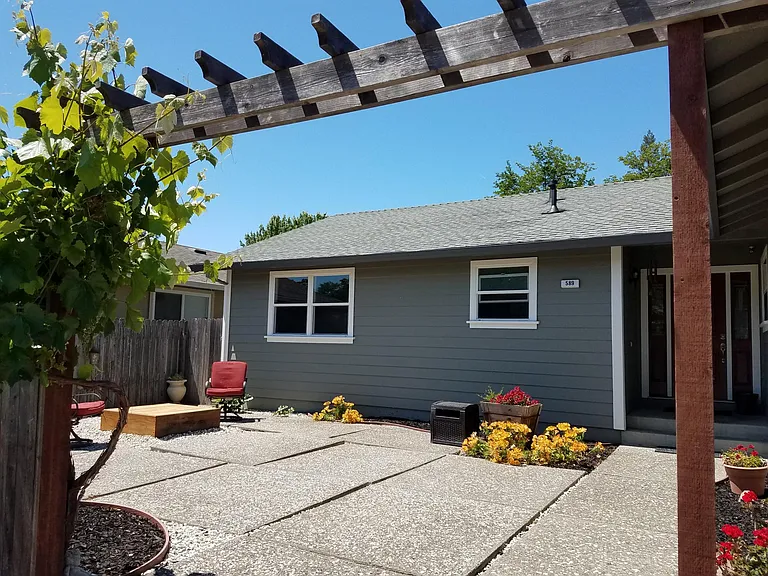589 Graymont Dr — Photo 2