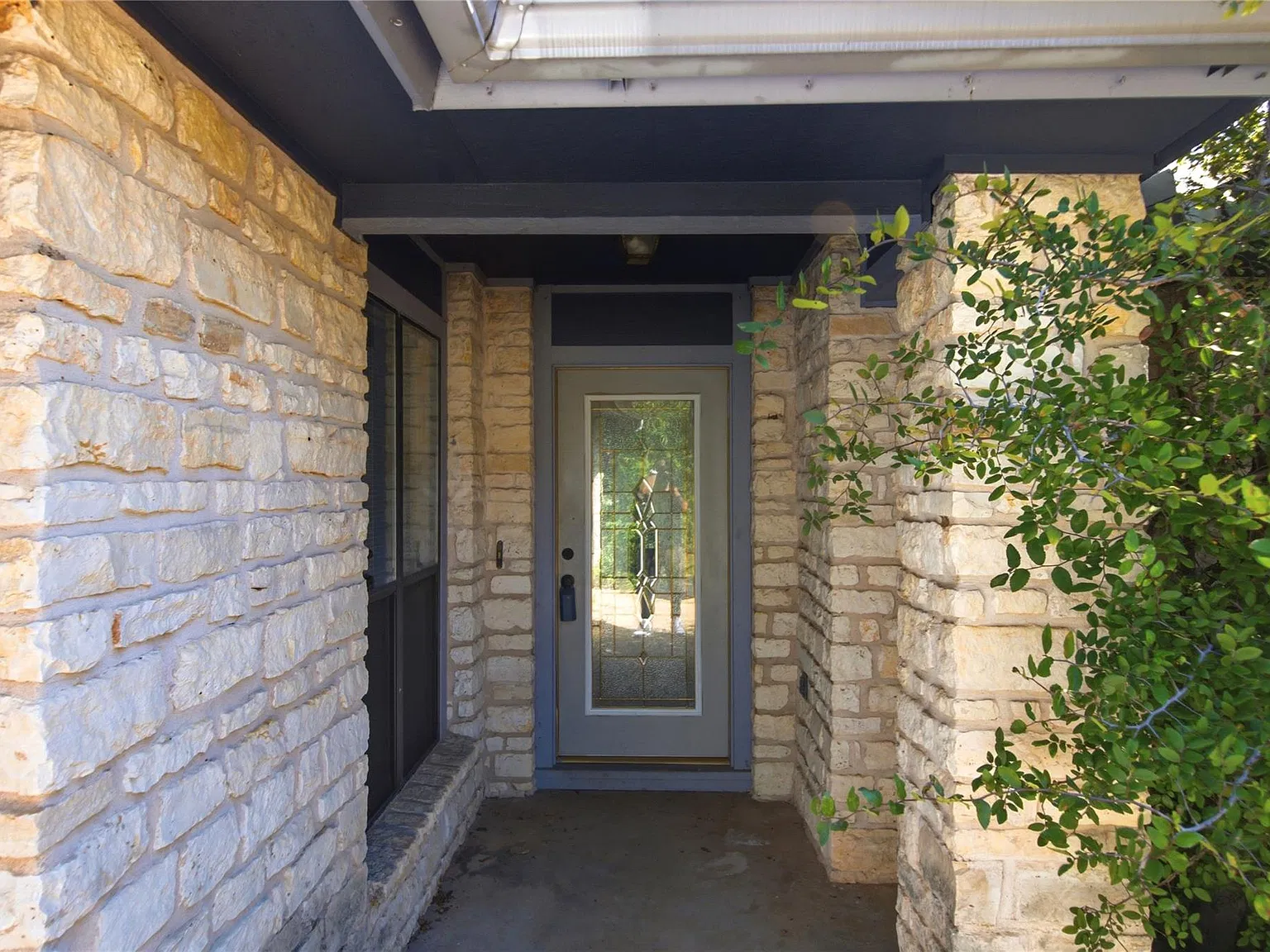 3 bed, 2.0 bath, 2054 sqft, $2,950 — Photo 3