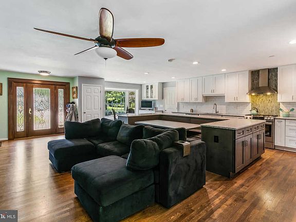 3rd image of 8610 Sinon St
