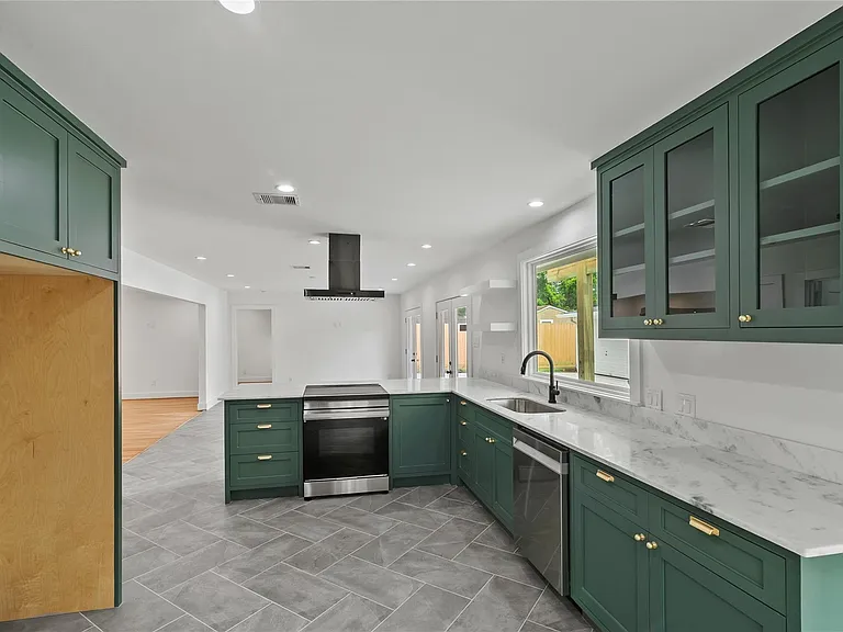 312 W 31st St — Photo 24