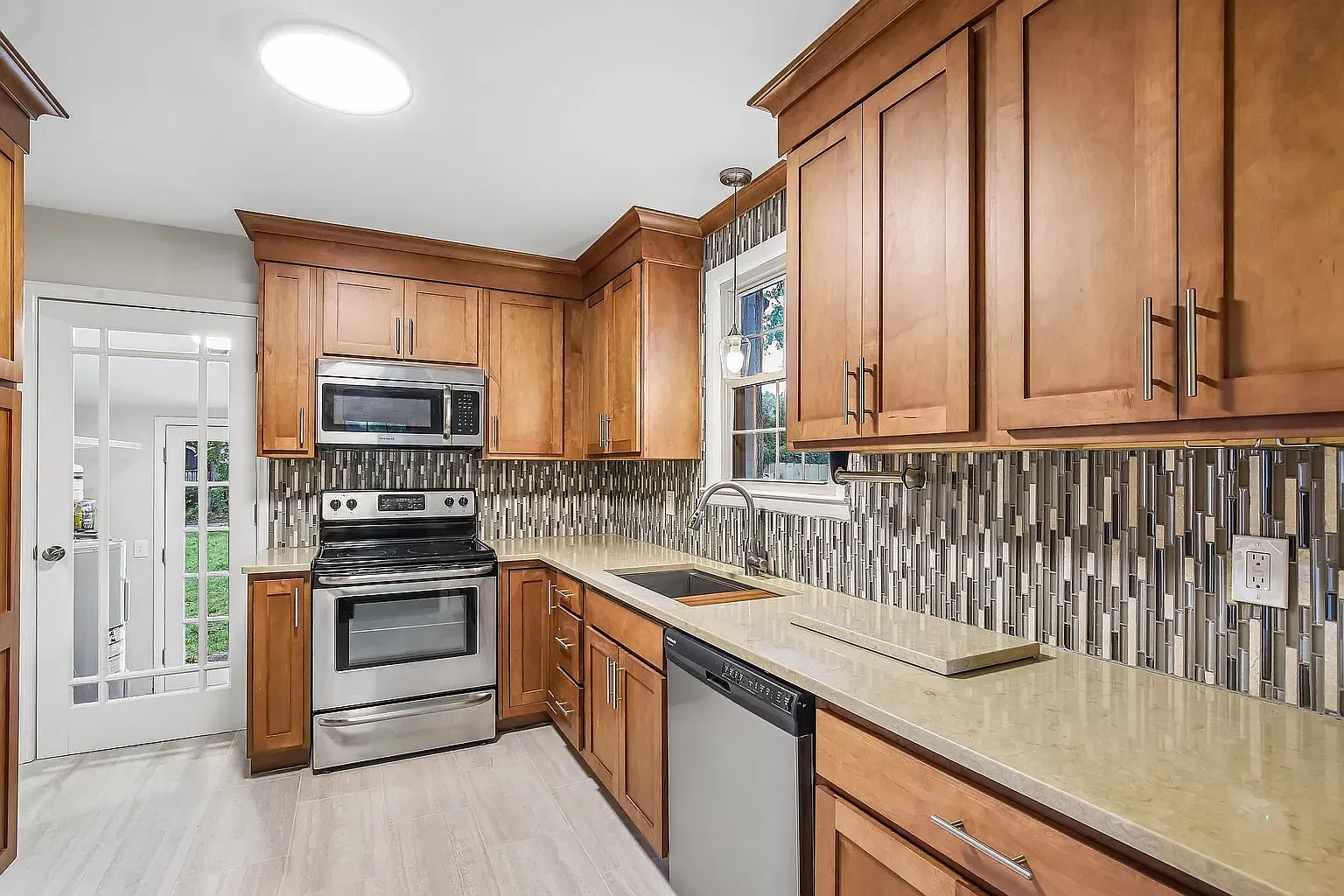 3 bed, 1009 sqft, $2,700 — Photo 2