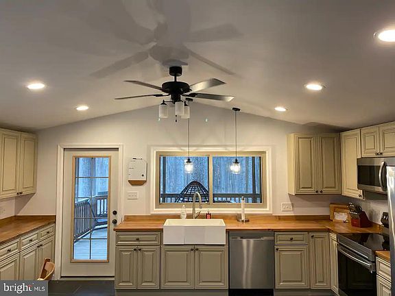 3rd image of 15 Big Bear Ln