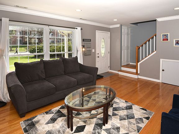 4th image of 704 Gloucester Dr #114