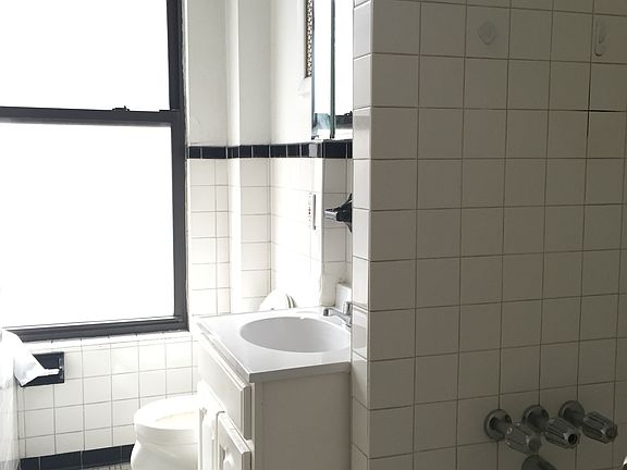 5th image of 61 W 74th St APT 2C
