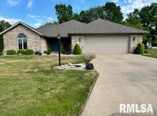 3 Winged Foot Dr, Pekin, IL 61554