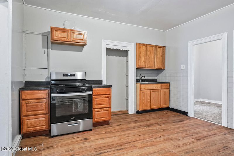5th image of 447-449 MADISON Street