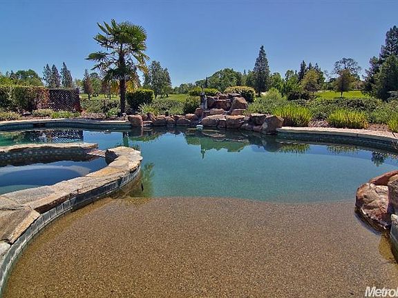 3rd image of 368 Crescent Dr