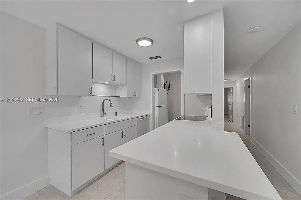 810 SW 12th Ct — Photo 1