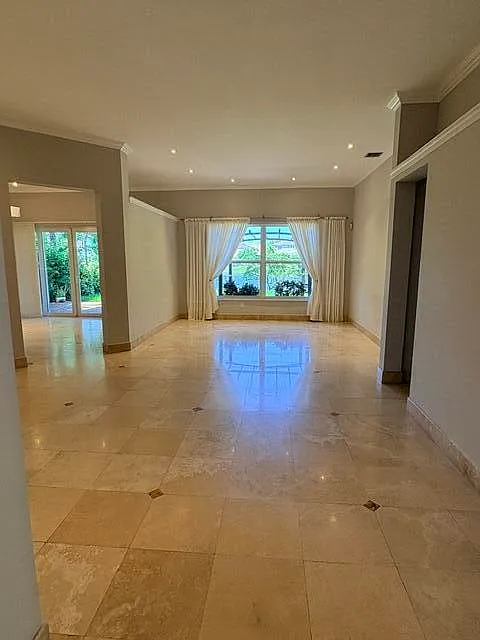 4 bed, 3.0 bath, 2410 sqft, $5,500 — Photo 2