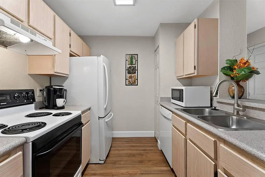 2 bed, 2.0 bath, 996 sqft, $2,200 — Photo 4