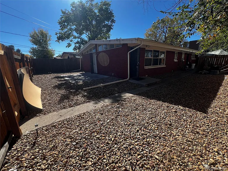 1932 Dallas St — Photo 22