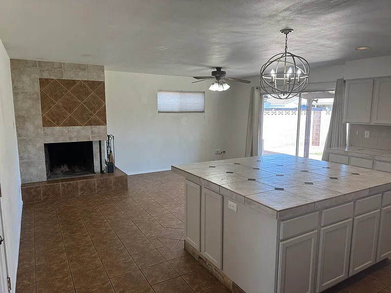 27 E Balboa Dr — Photo 3