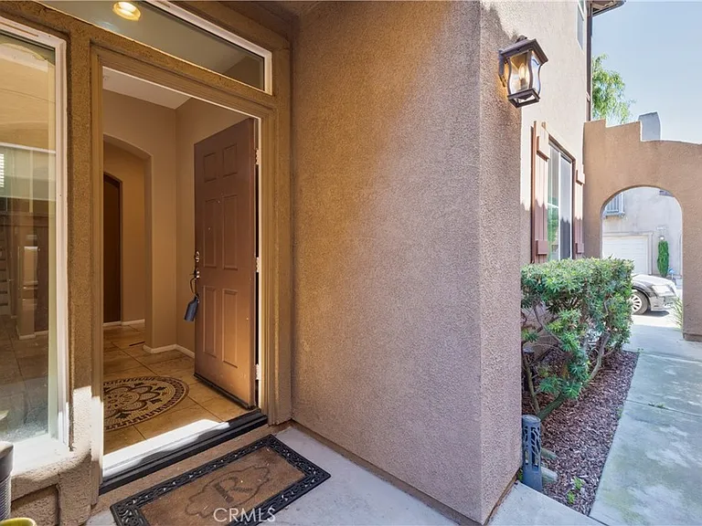 3513 W Hughes Ln — Photo 2