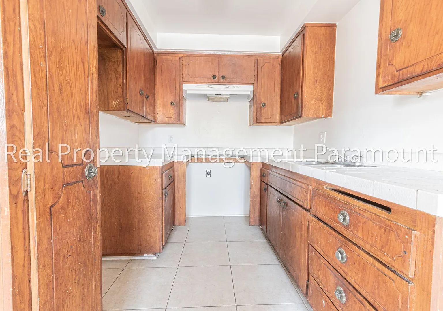 540 W Queen Street — Photo 4