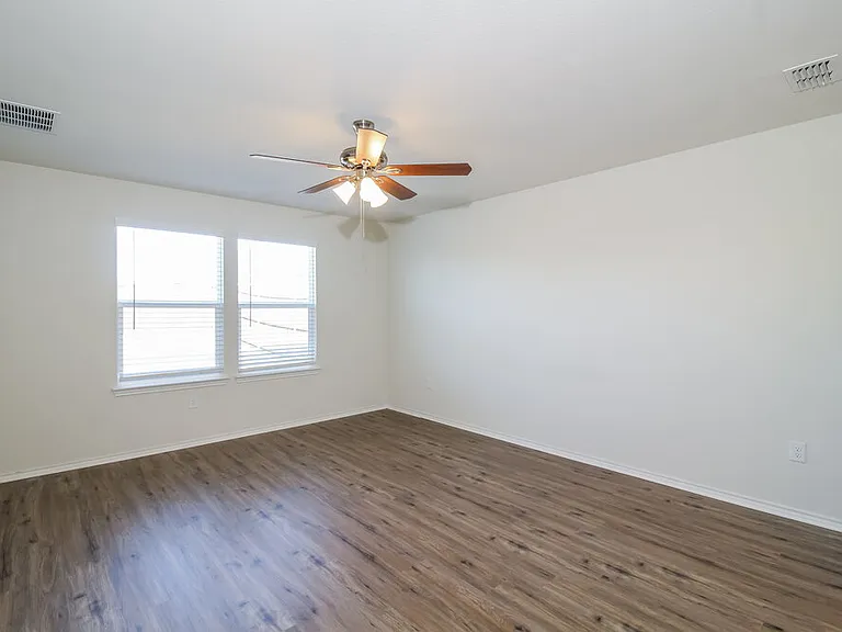 1449 Vernon Dr — Photo 10