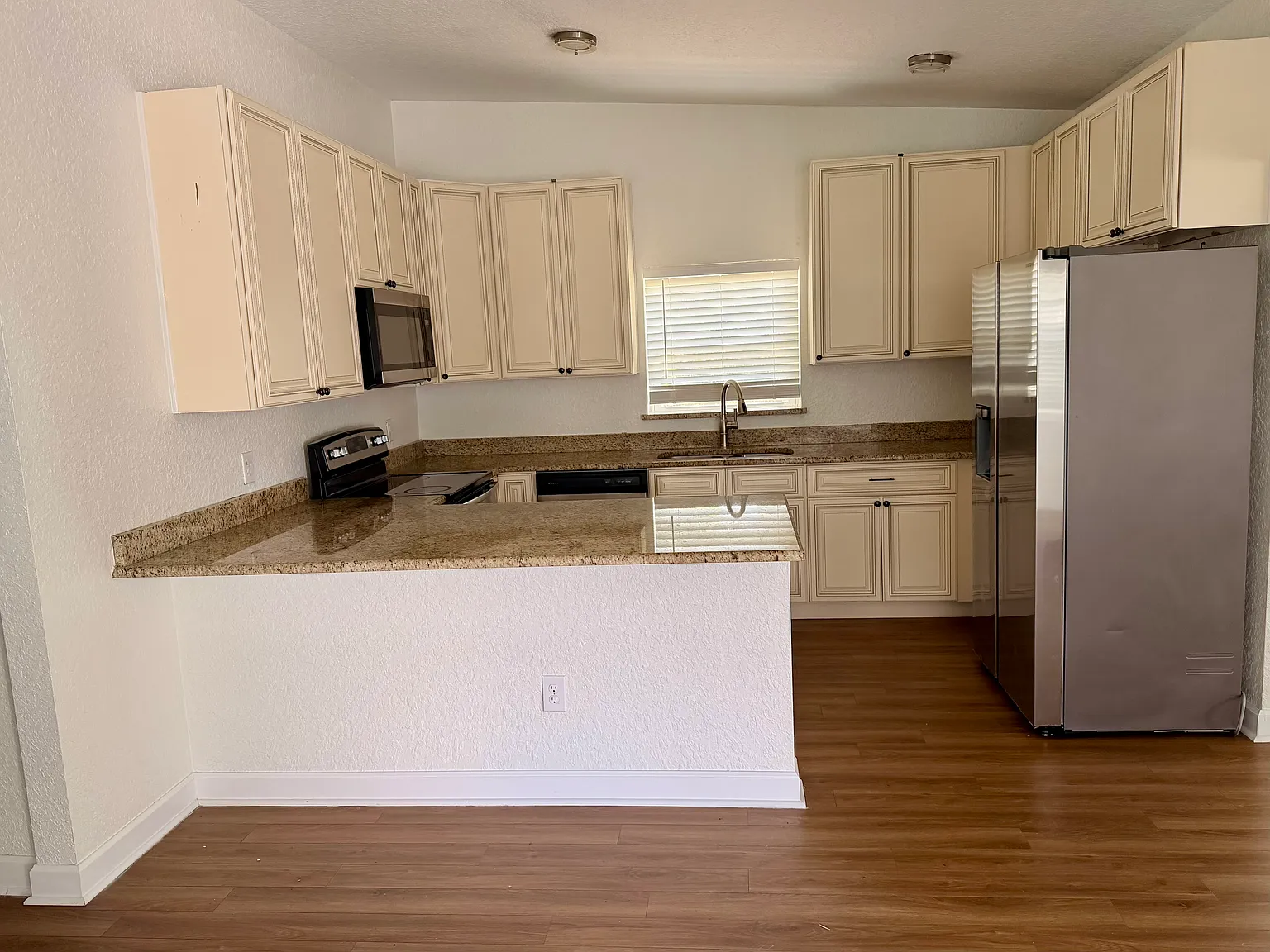 3 bed, 1054 sqft, $1,895 — Photo 3