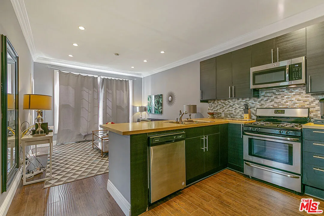 2 bed, 1.0 bath, 900 sqft, $2,695 — Photo 2