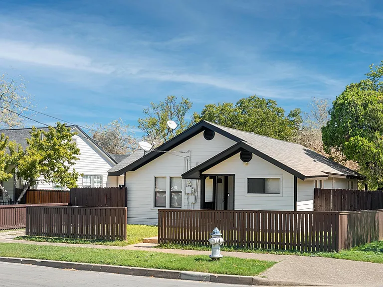 1230 S Montclair Ave — Photo 25