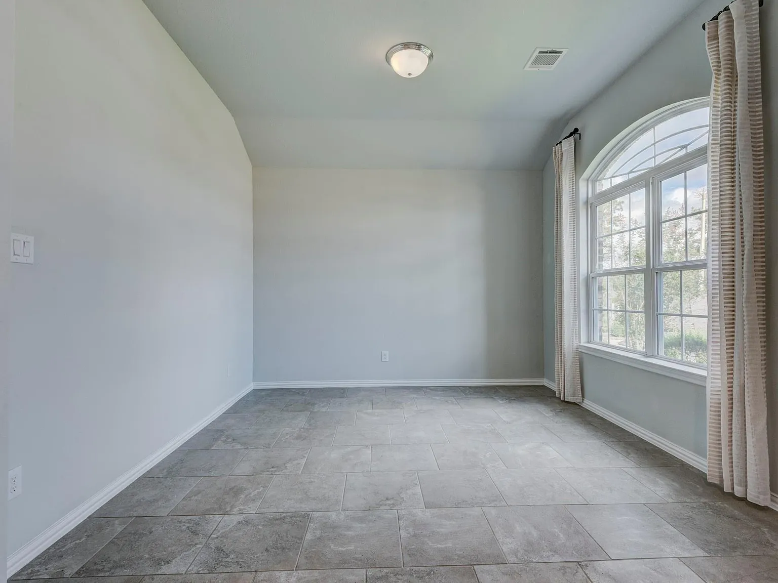 4 bed, 2.0 bath, 2065 sqft, $2,000 — Photo 4