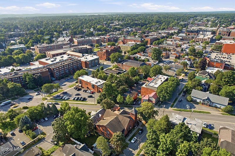 3rd image of 17 Van Dam Street