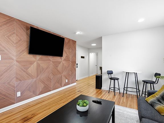 4th image of 209 N Fillmore St #3