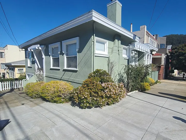 1698 10th Ave — Photo 1