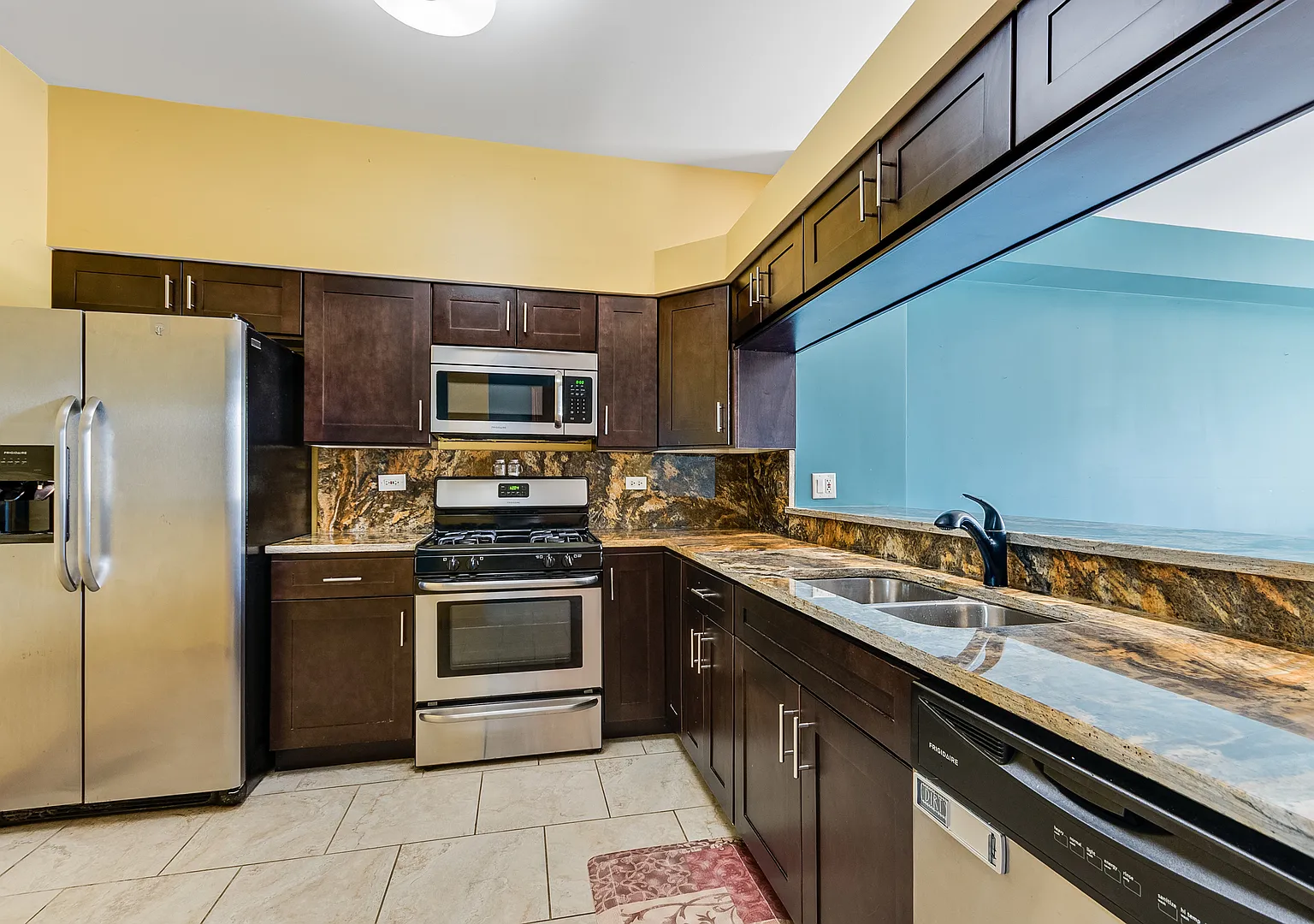 2 bed, 2.5 bath, 1324 sqft, $2,450 — Photo 2