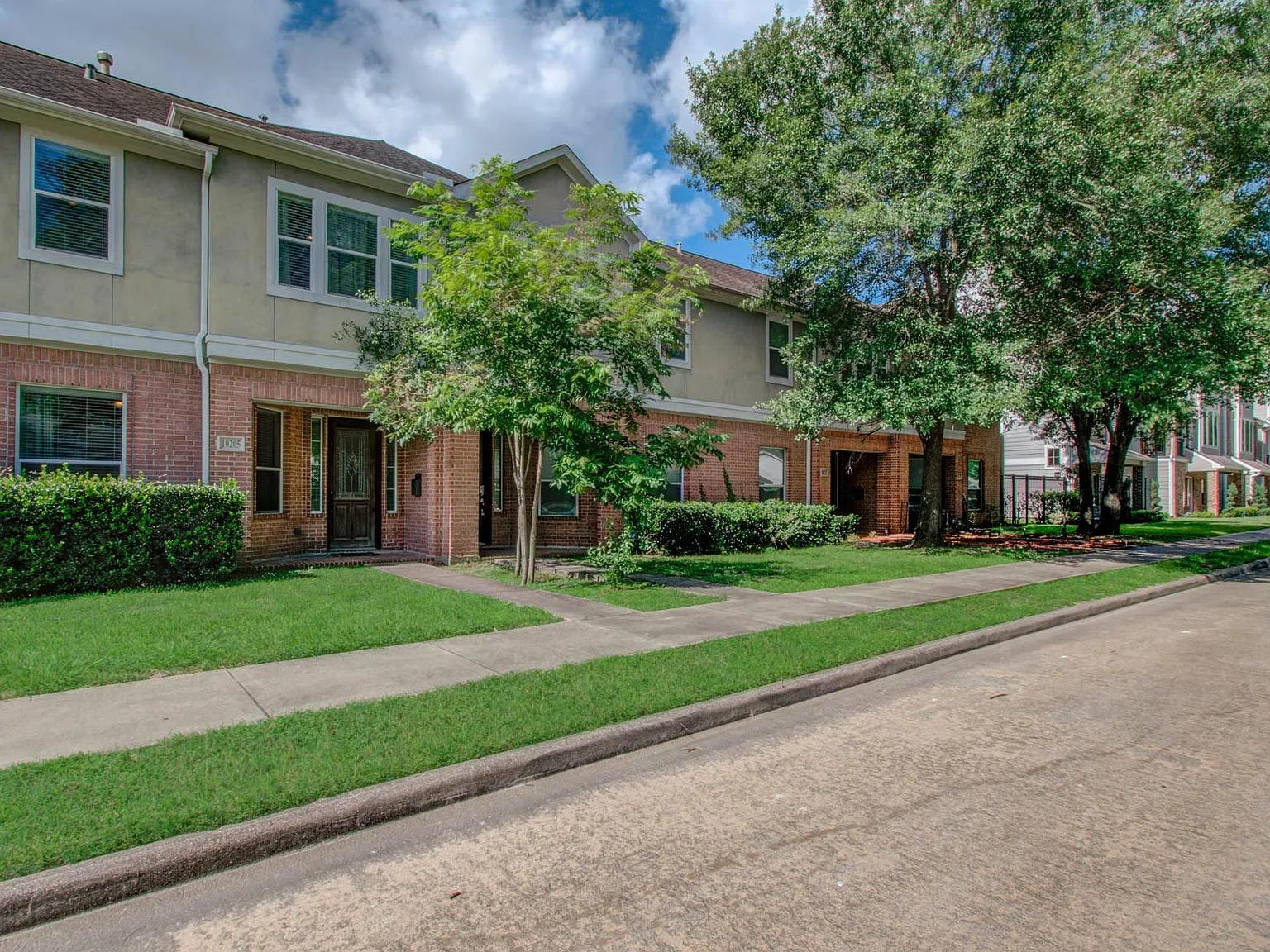 3 bed, 2.5 bath, 2258 sqft, $2,300 — Photo 2