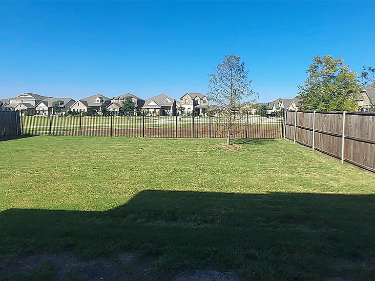 1905 Pecos Dr — Photo 4