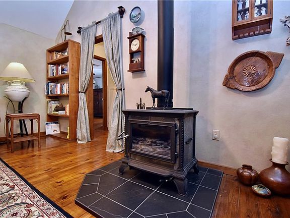 5th image of 687 Rock Hill Rd