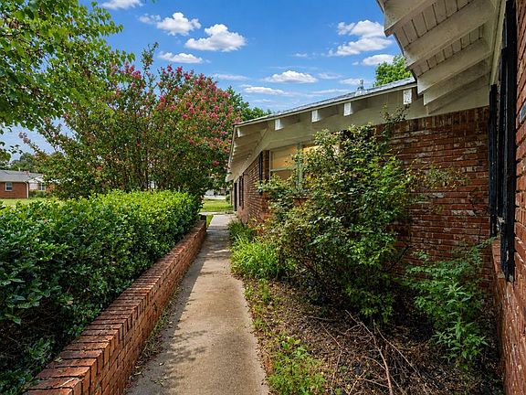 3rd image of 301 E Ridgewood Dr