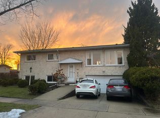 7729 Davis St, Morton Grove, IL 60053