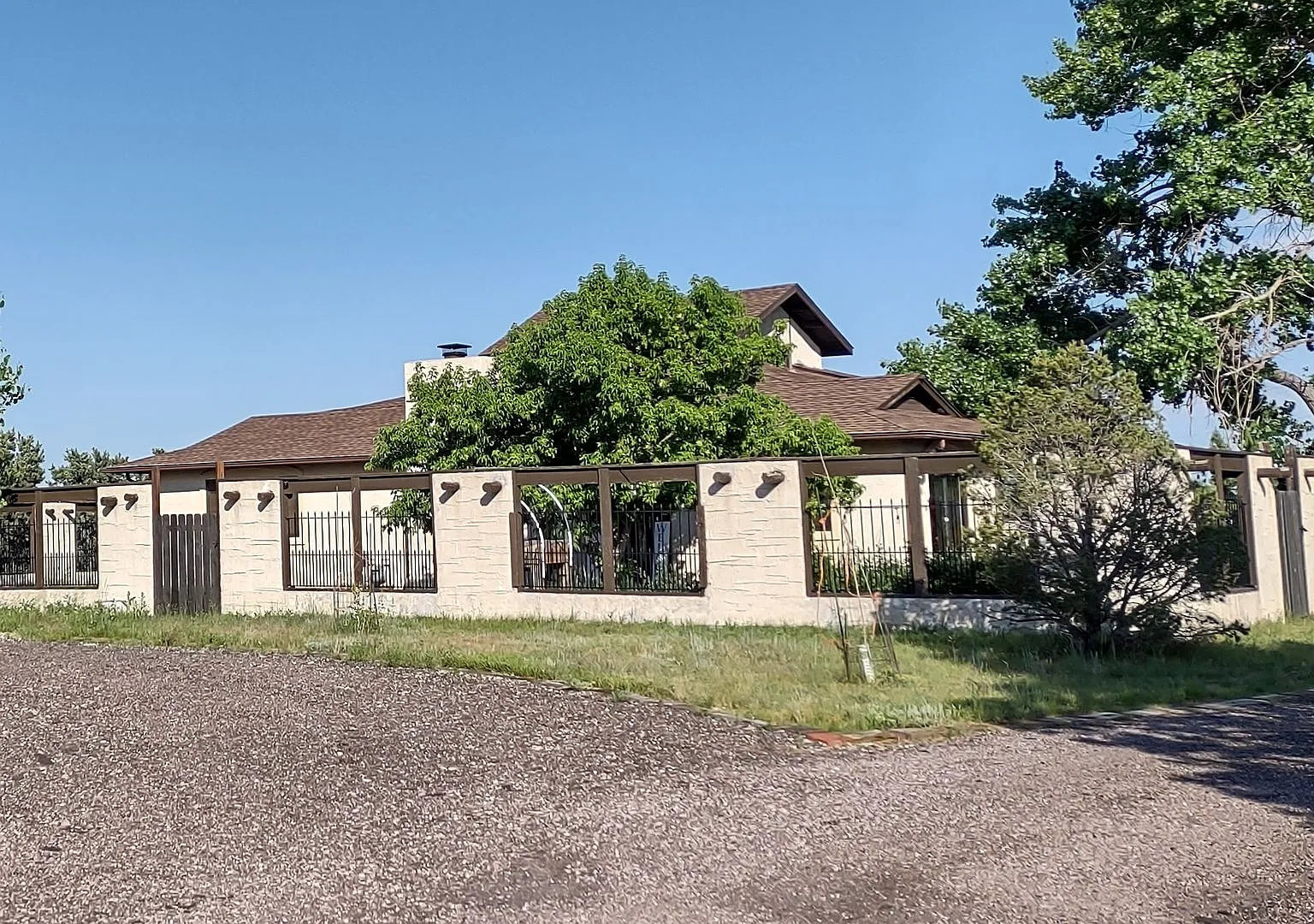 Ranch style home on 7 acres — Photo 1