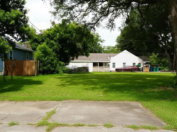 2606 N Houston Dr, La Marque, TX 77568