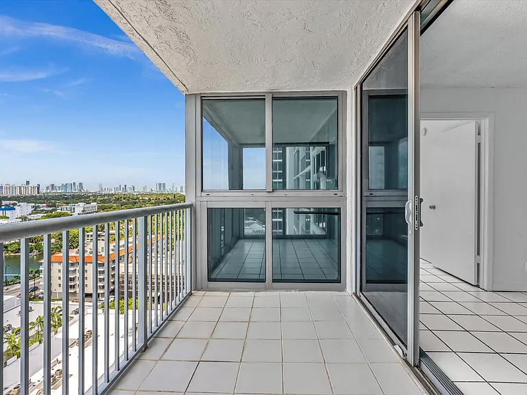 2655 Collins Ave #1710 — Photo 12