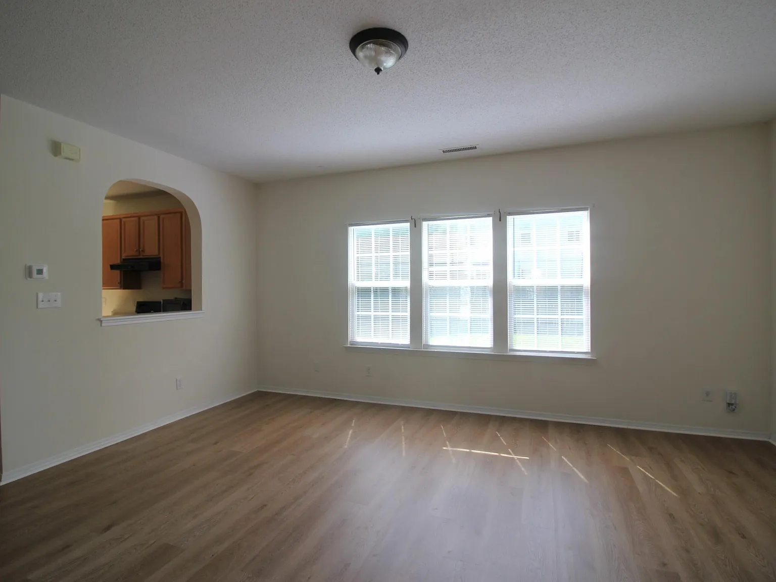 3 bed, 2.5 bath, 1992 sqft, $1,950 — Photo 4