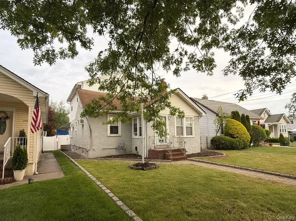 255 Rolling Street, Malverne, NY 11565