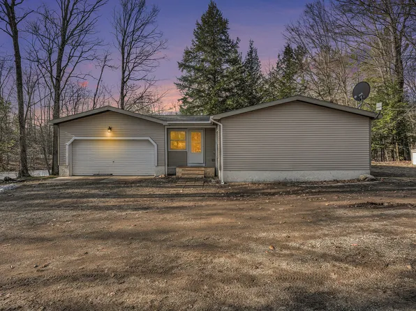 21245 Forest Lake Dr, Big Rapids, MI 49307