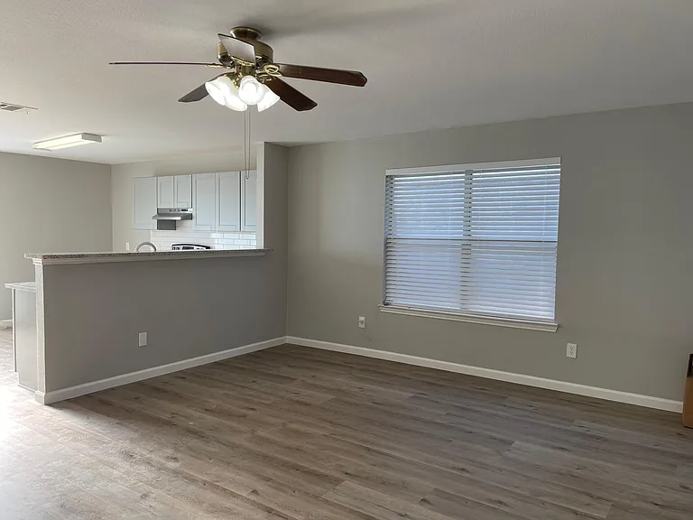 9621 Polk Ave — Photo 4