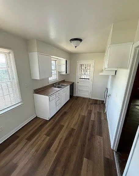 3540 Edgeware Rd W — Photo 12