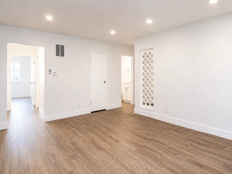 2233 S Ridgeley Dr #303 — Photo 6