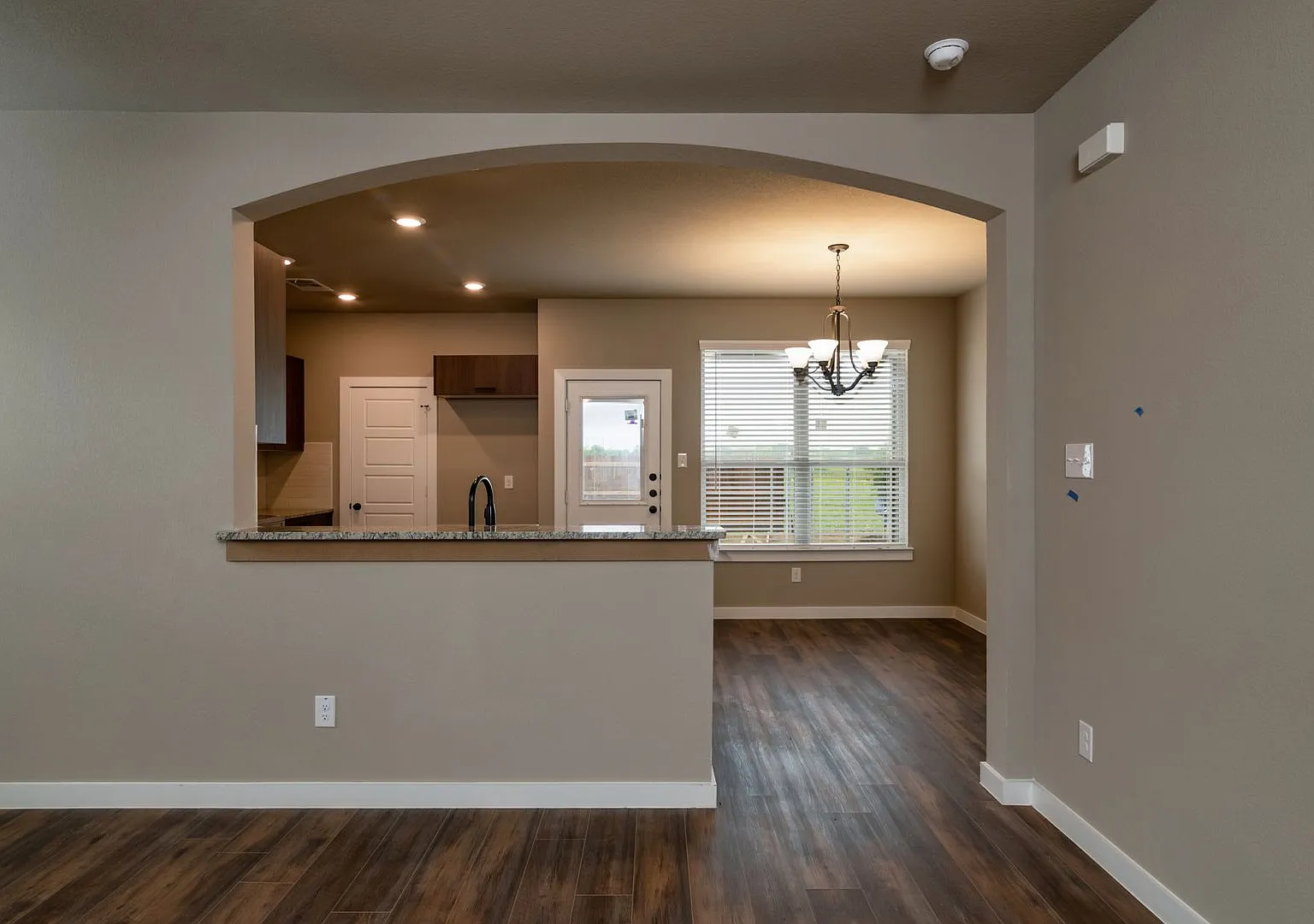 Gorgeous 3 Bedroom 2.5 Bath Duplex Located In Midlothian Isd! — Photo 4
