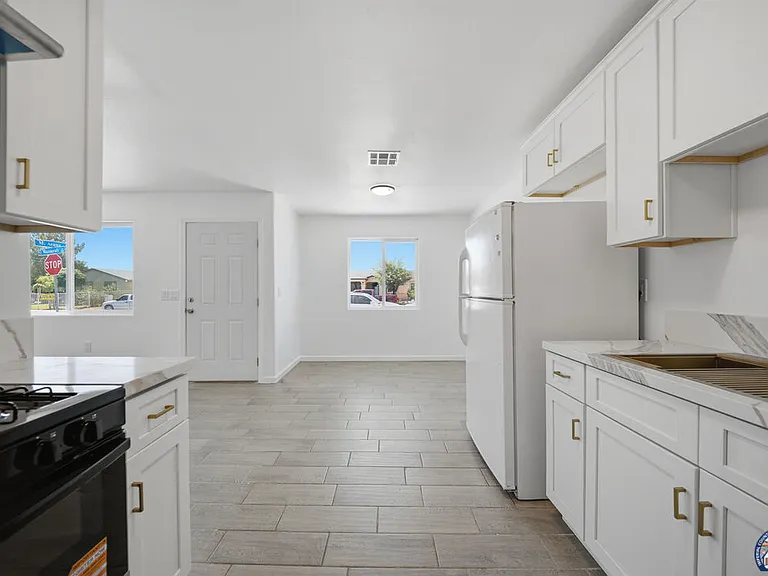 1077 Wozencraft St — Photo 13